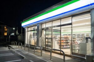 コンビニ外観 夜 靴下が買える場所のイメージ