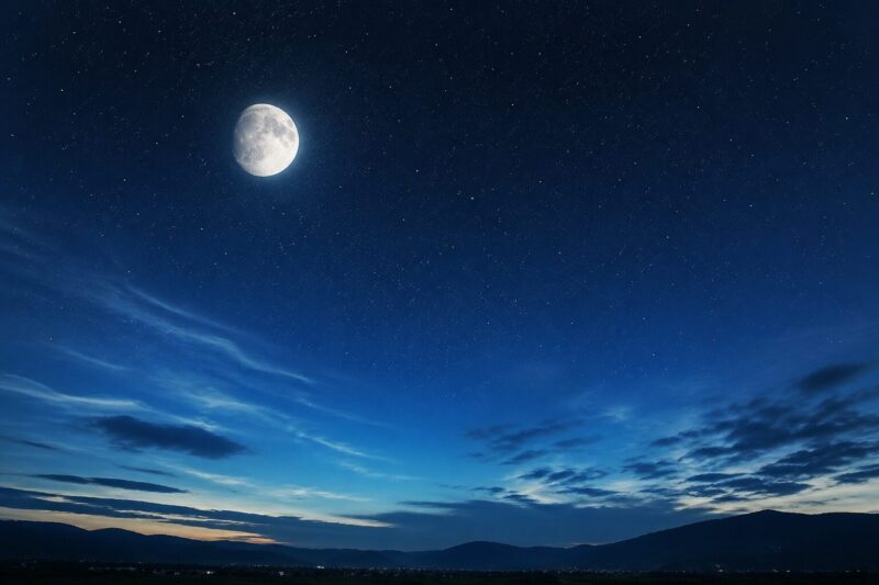 夜空に浮かぶシンプルな月のイメージ