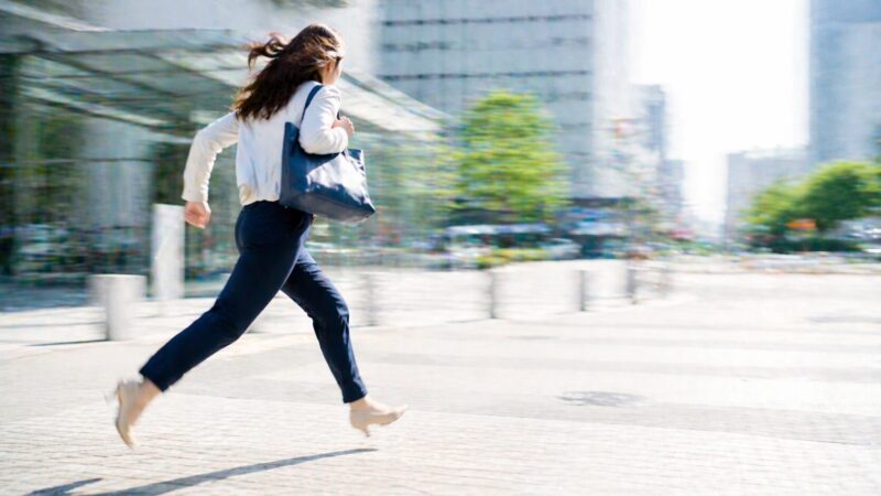 急いでコンビニに傘を取りに行くイメージの写真