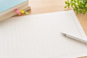高校生の将来の夢作文400字を書くための原稿用紙とペン