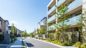 自治会がない地域の特徴を確認するための明るい住宅街とマンションのイメージ