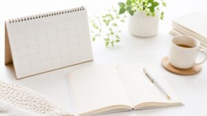 期間・期限・期日の違いを整理するためのカレンダーとノートが置かれた明るいデスク