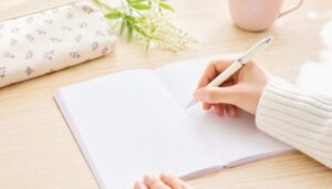 幼稚園を旅行で休むときの連絡帳の書き方を考える手元