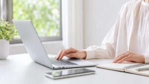 産休メールに返信が来たときの対応をパソコンで確認している手元のイメージ画像