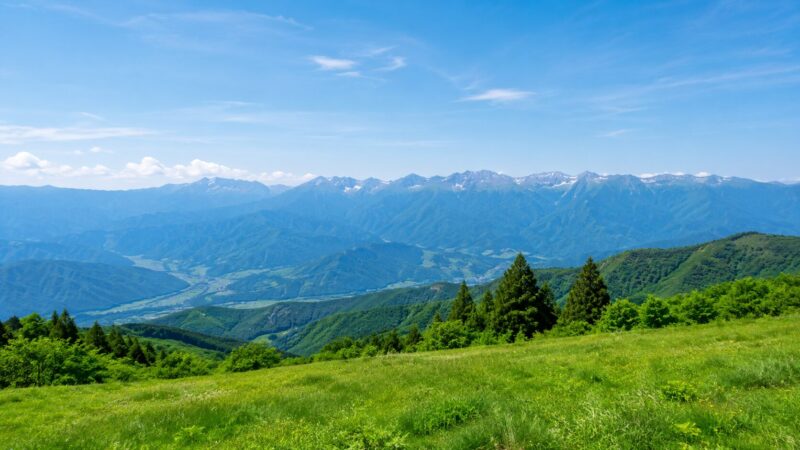 信州とはどこのことかをイメージできる長野県の山並みと高原の風景