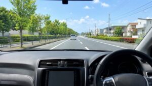 3キロを車で移動すると何分かかるかを解説するイメージ