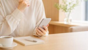 バイトを辞める時に店長へ送るLINE文面を考える手元