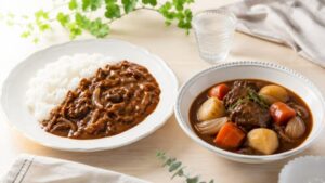ビーフシチューとハヤシライスを並べてルーの違いを比較した料理写真
