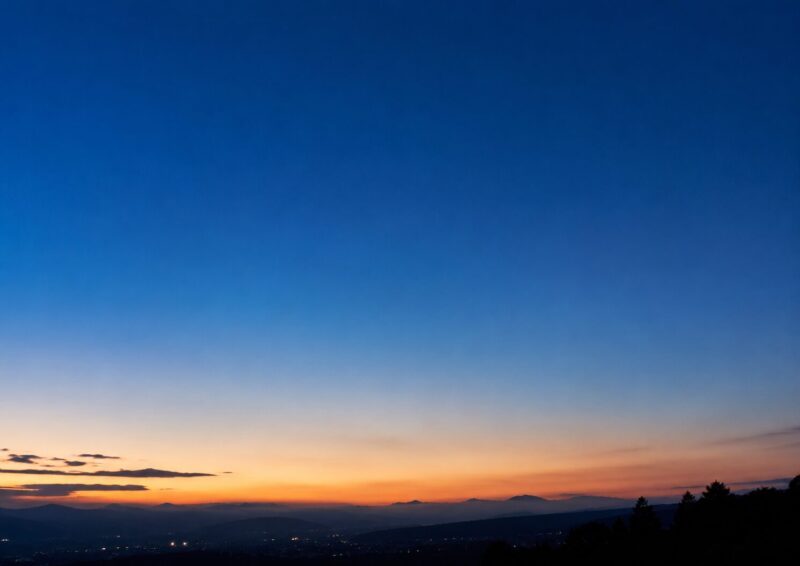 明け方は何時から何時までかをイメージした夜明け前の空