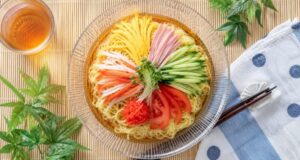 冷やし中華の具材を彩りよく盛り付けた夏の冷たい麺料理