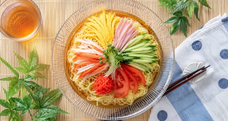 冷やし中華の具材を彩りよく盛り付けた夏の冷たい麺料理