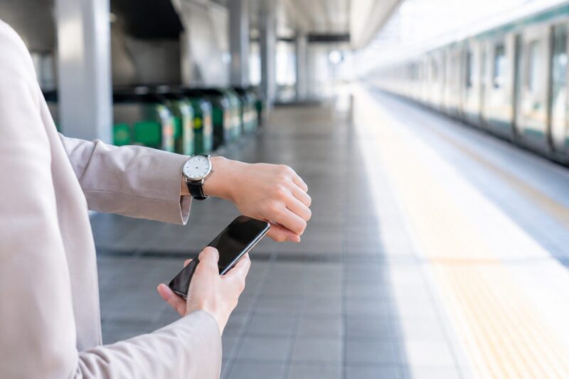 ビジネスで迎えに来てくれるときの返信や待ち合わせ時間を確認するイメージ