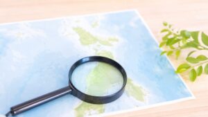 下総の場所を地図と虫眼鏡で確認するイメージ