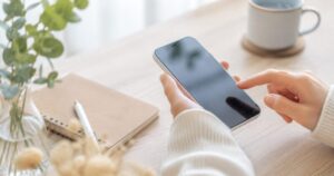 友達への近況報告をスマホで送る様子