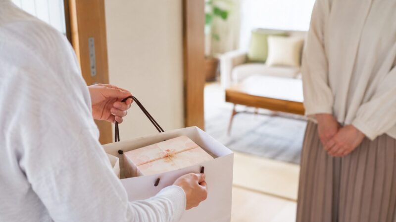 手土産を渡すタイミングで玄関か部屋か迷う場面