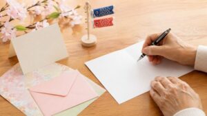 祖父母が孫の初節句に贈るお祝いメッセージカードを書いている様子