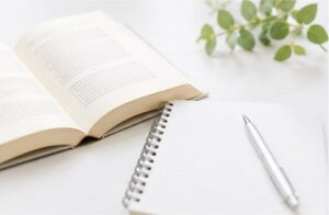 仲間を大切にする四字熟語を調べるための辞書とノート