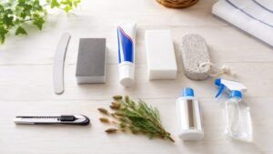ヤスリの代用品として使える爪やすり、スポンジ、歯磨き粉、軽石などを並べた写真