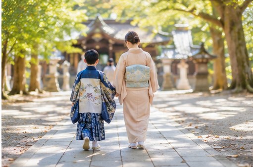 七五三で神社を歩く袴姿の男の子と大人の後ろ姿