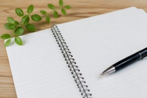 「ヶ」は漢字かカタカナかを調べるノートとペン