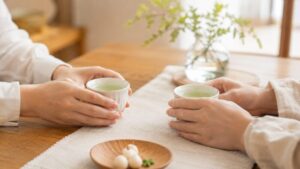 粗茶ですがとお茶を差し出す来客対応の手元