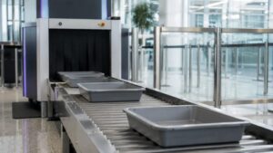 空港のX線手荷物検査で使われるコンベアとトレー
