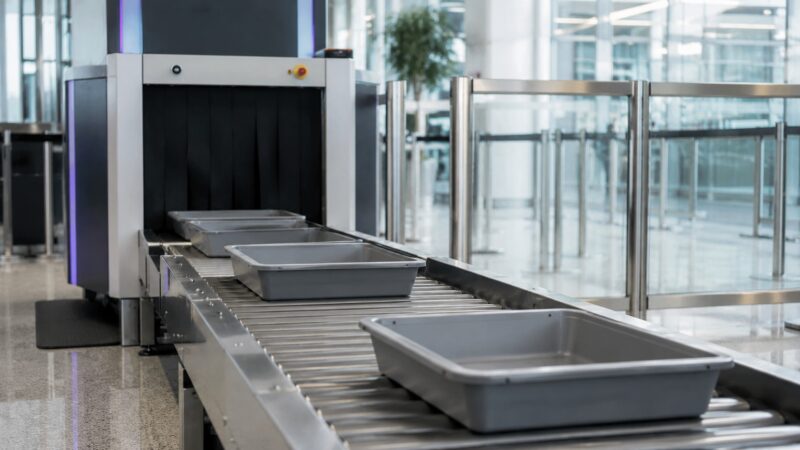 空港のX線手荷物検査で使われるコンベアとトレー