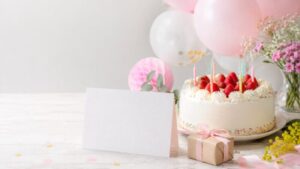 誕生日ケーキとプレゼント、メッセージカードを並べたバースデーイメージ