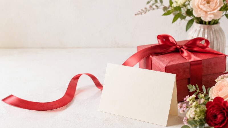 義父への還暦祝いメッセージに添える赤いプレゼントとカード