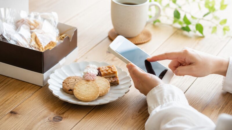 ママ友からお菓子をもらった時にお礼LINEを送るイメージ
