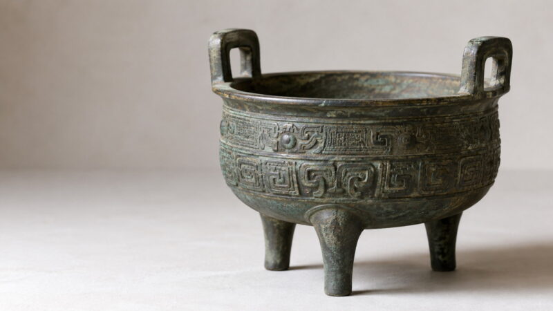 県みたいな漢字「鼎」の由来となった三本脚の古代青銅器