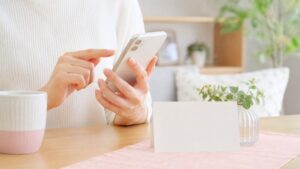 敬老の日にプレゼントなしでスマホからメッセージを送るイメージ