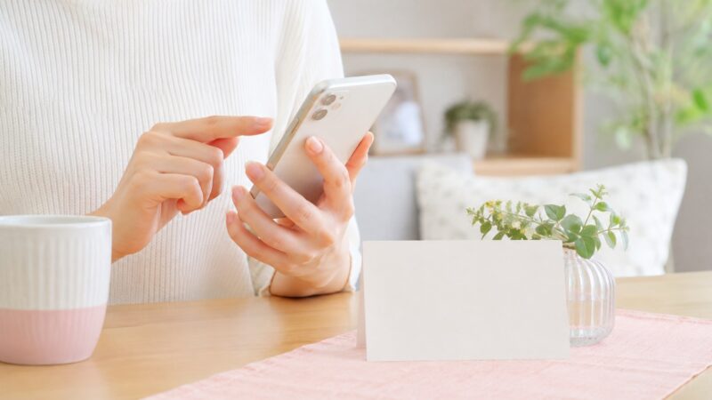 敬老の日にプレゼントなしでスマホからメッセージを送るイメージ
