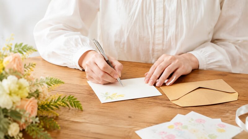 担任以外の先生へ贈る卒園メッセージを書く手元