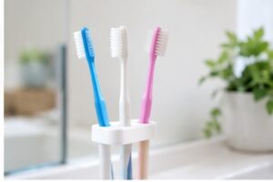 掃除用の古歯ブラシをホルダーに立てて乾かしながら保管している様子